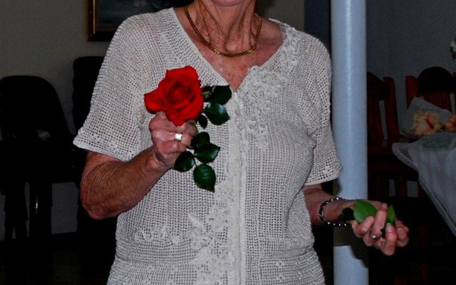 Olga Swanepoel tydens haar 80ste verjaardagvieringe met ‘n pragtige rooi roos